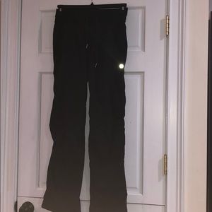 black lululemon pant with drawstrings and pockets